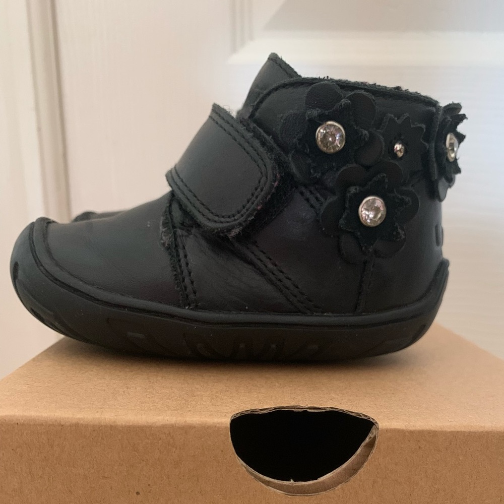 Ugg Jorgen Petal Infant Baby Walker size 4 Boots Black floral and jewel